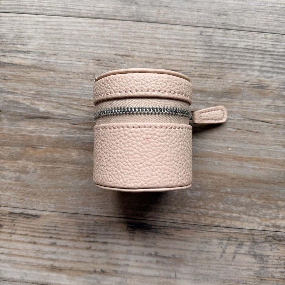 Mark & Graham Blush Pink Pebbled Leather Round Travel Jewelry Case Zip Organizer